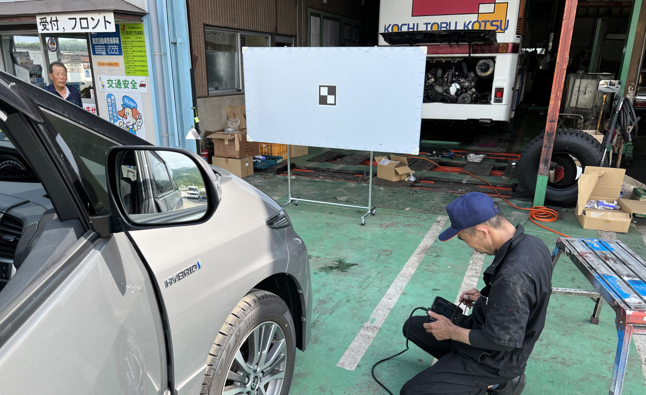 先進運転支援システム較正ツール 作業風景